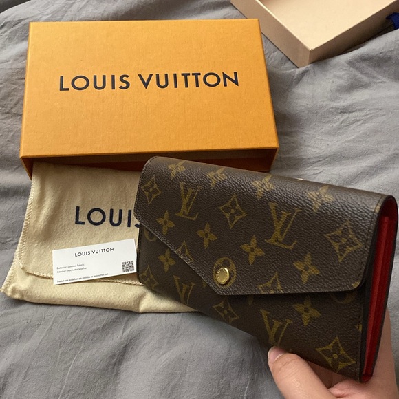 AUTHENTIC BRAND NEW Louis Vuitton Sarah Wallet with dust bag! - Picture 9 of 10